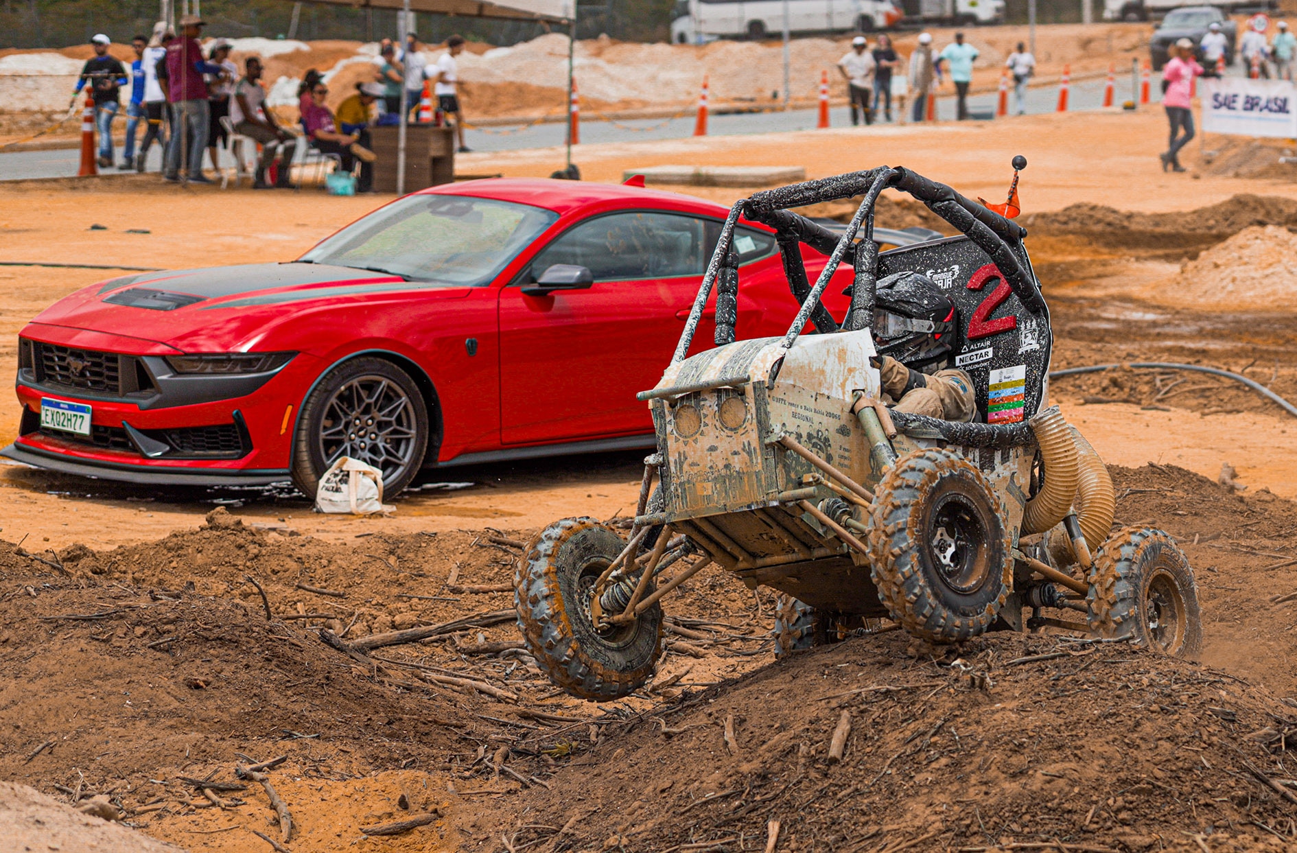 Carros off-road construídos por estudantes de engenharia no Baja SAE Brasil